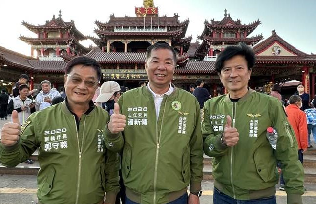 民進黨台南市黨部主委潘新傳(中)今天上午遭人持棍棒攻擊。翻攝潘新傳臉書