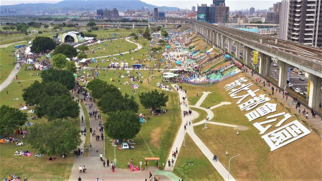 新北大都會公園(水漾園區)為新北河濱公園最夯的野餐地點.jpg