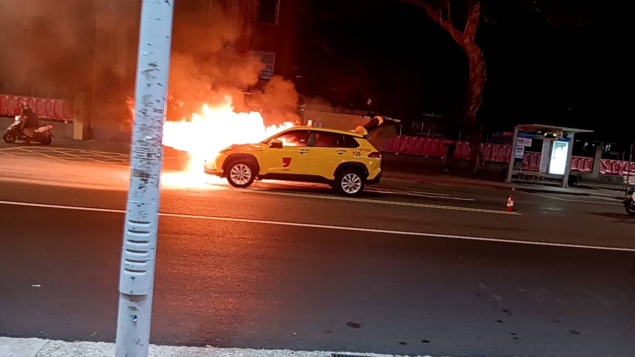 計程車北市影城前不明原因自燃陷入火海