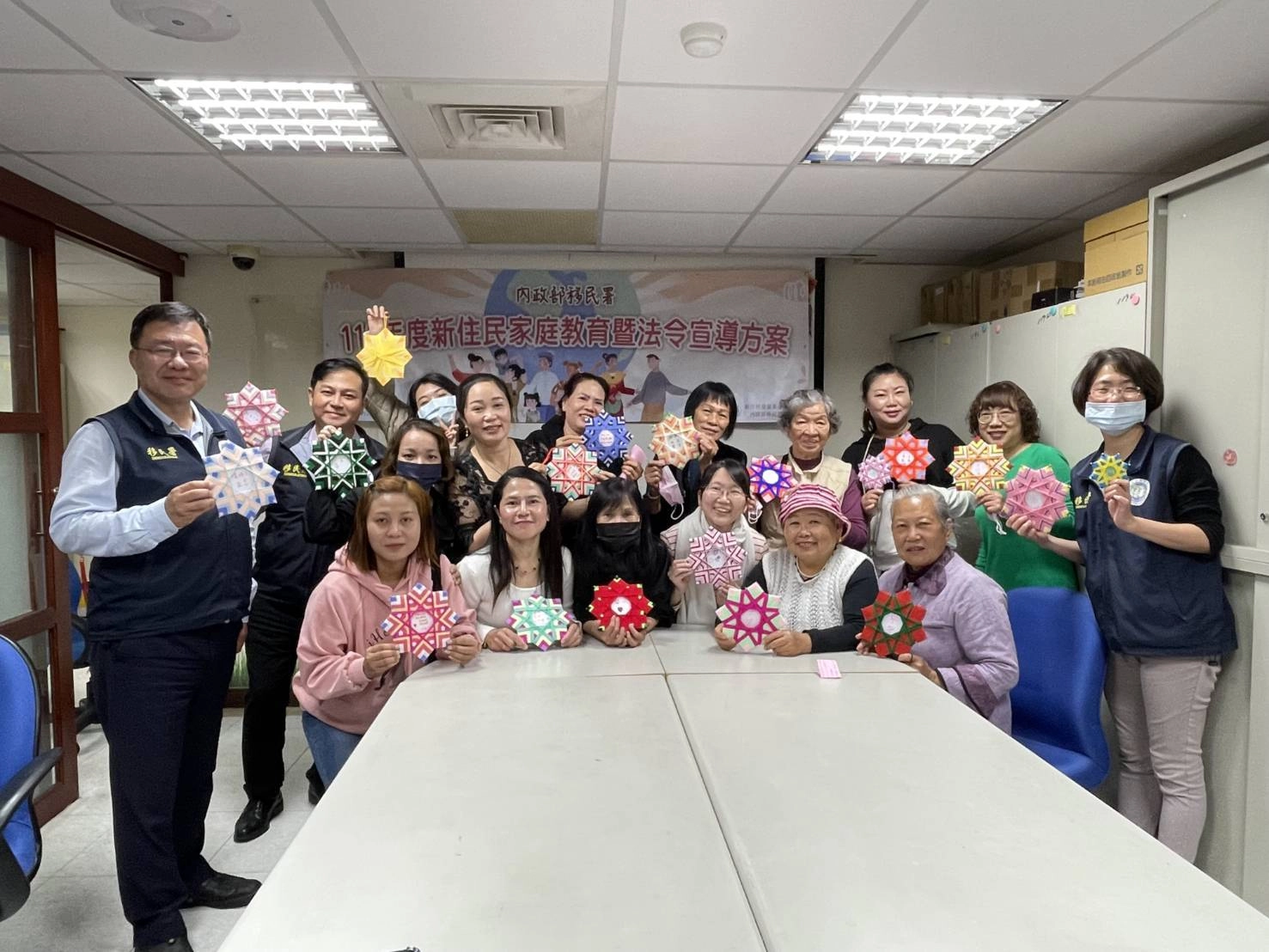 新住民學員十分滿意自己親手做的「星之花」創作,開心與移民官合影。