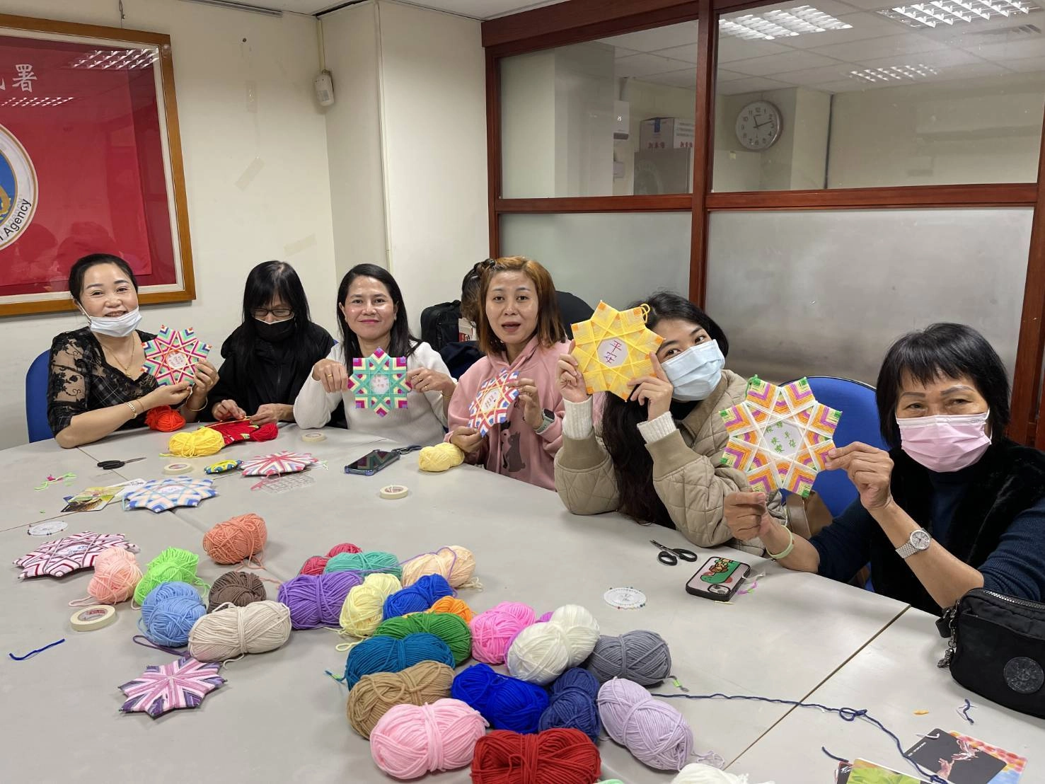 新住民學員在完成「星之花」創作後,感受到幸福氛圍開懷燦笑。