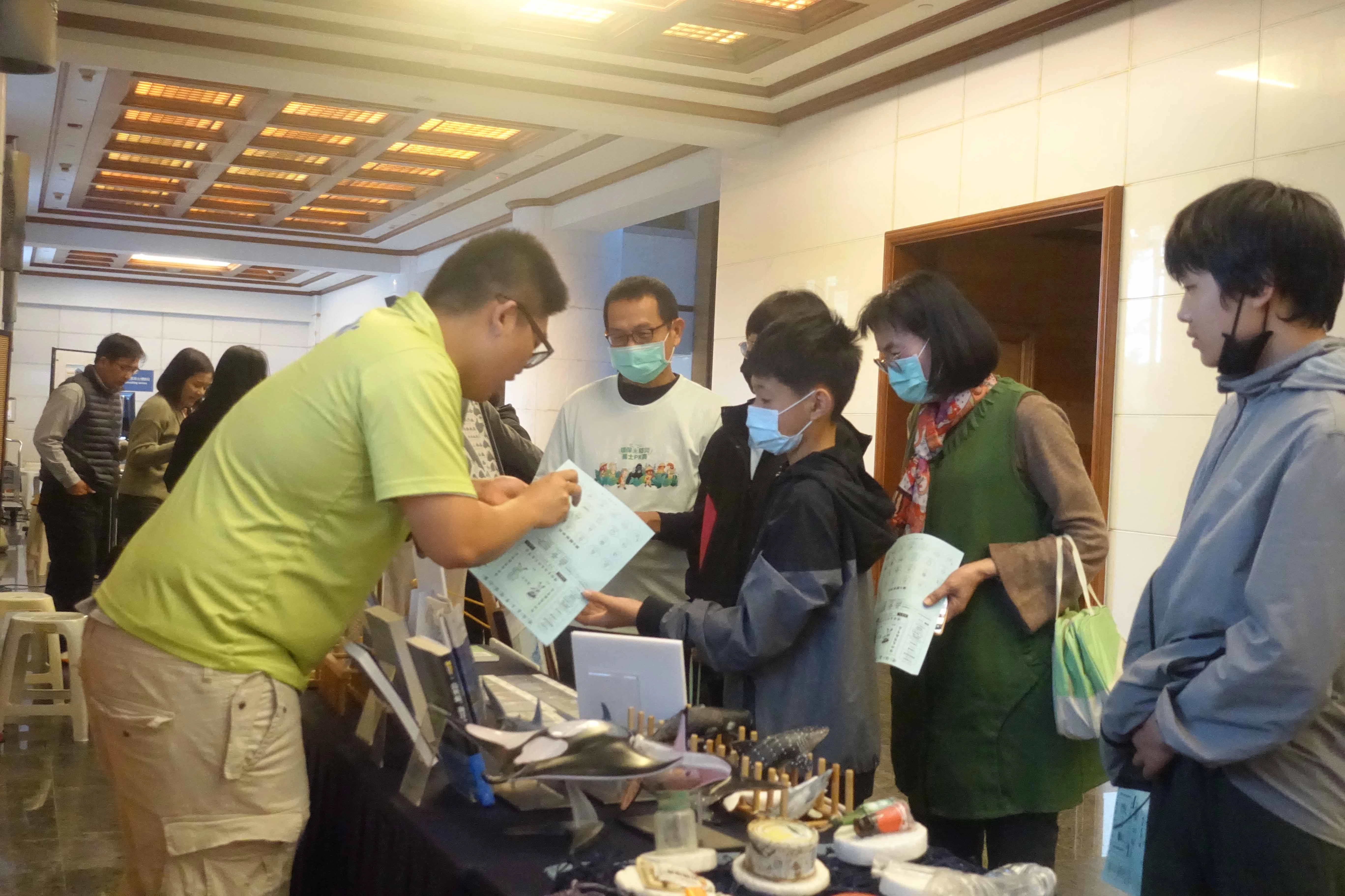 第三屆環保防災小勇士電競PK賽在3月13日舉行,場外規劃「環保教育成果嘉年華」,學生與老師熱烈體驗。(圖為慈濟基金會提供)