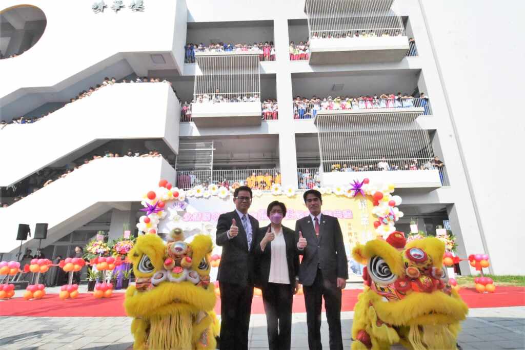 ▲永靖國中新校舍「靖莘樓」落成,彰化縣長王惠美期望提供校內師生更安全、優質的學習環境,未來校內其他兩棟老舊校舍也將進行拆除及環境綠美化,讓校園煥然一新。(記者林明佑翻攝)