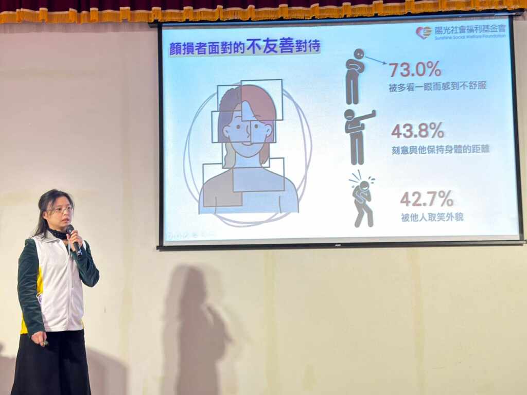 ▲陽光基金會王佩珊主任表示,基金會多年來協助燒傷及顏損朋友獲得生理、心理及職能重建服務;更透過校園宣導、政府企業倡議等方式推動「臉部平權」,期待讓燒傷顏損朋友不再因外觀遭受異樣眼光與不公平對待。(中醫大附醫提供)