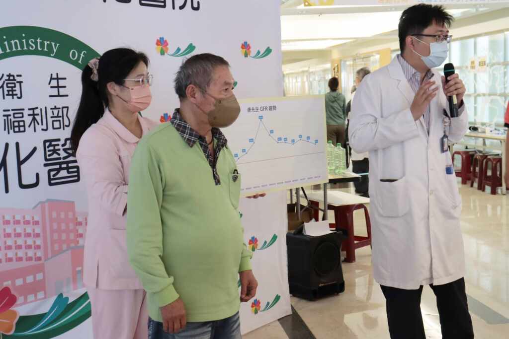 ▲康先生說,降血壓等藥他都按時吃,也聽醫囑絕不服用偏方,每天至少喝1500cc的水,太鹹的東西不吃。(記者林明佑翻攝)