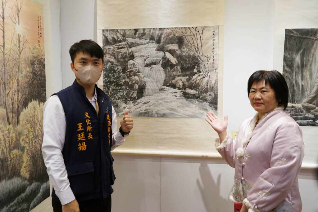 ▲鹿港鎮公所文化所所長王廷揚表示,展期橫跨清明節及兒童節的連假,希望全國民眾都可以到公會堂來欣賞,除了欣賞老師的畫作以外,也可以看老師的一些手作編織的作品。(記者林郁芯翻攝)