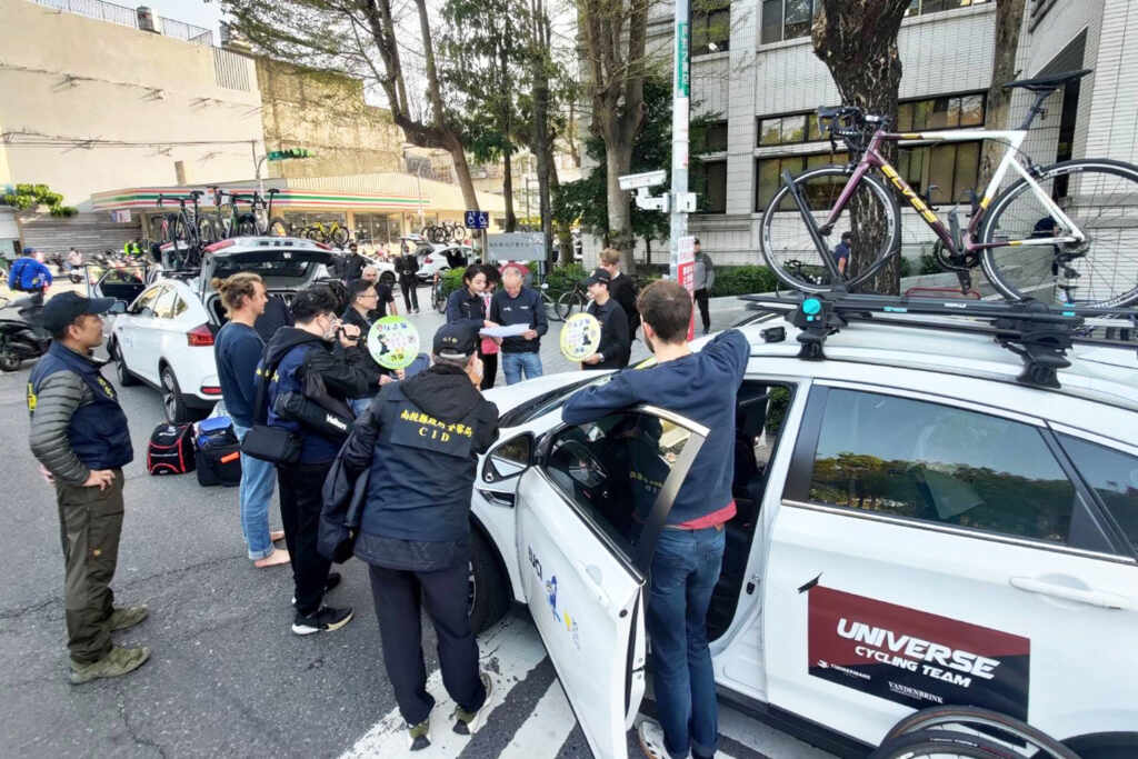 ▲賽前南投警分局也利用機會在會場進行犯罪預防宣導,現場的外國選手剛好目睹。(記者張玉泰翻攝)