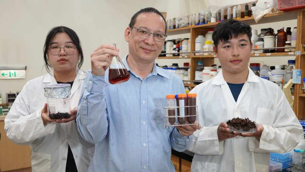 ▲大葉大學生醫系柳源德老師(中)帶領學生研究紅茶的美妝潛力。(大葉大學提供)
