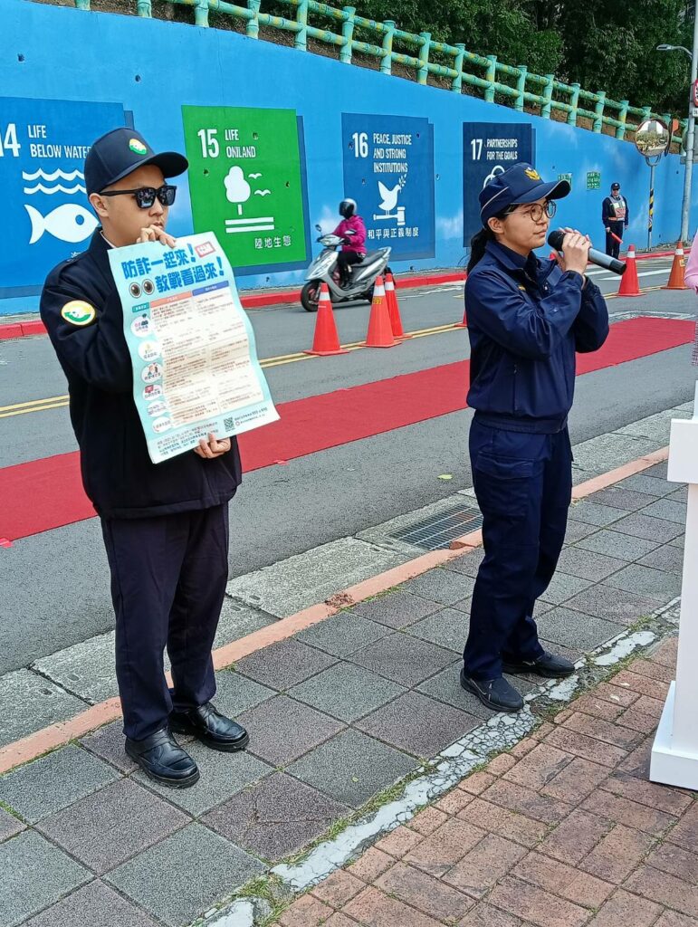 內湖分局西湖派出所的警員正在向社區居民進行防詐騙宣導,增強大家的安全意識,保護社區安全。