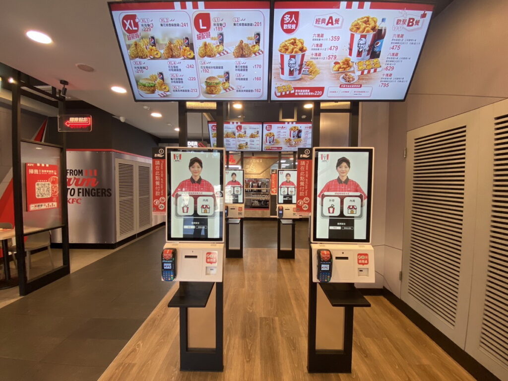 「KFC數位未來店2.0」全新升級「數位迎賓櫃檯」,自助點餐機上導入AI實習店員-卡拉(Kala),以親切友善的態度為顧客介紹當期人氣餐點及適合的加點單品。