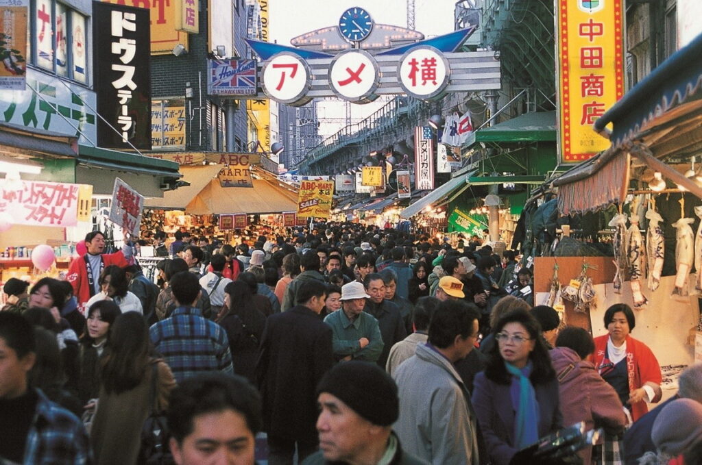 &Here TOKYO UENO附近有觀光客最愛的阿美橫町，熱鬧非凡，值得一逛。（東京觀光財團提供）