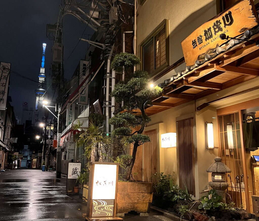 位在觀光便利區域的旅館加茂川，從玄關就可眺望東京晴空塔。（旅館加茂川提供）