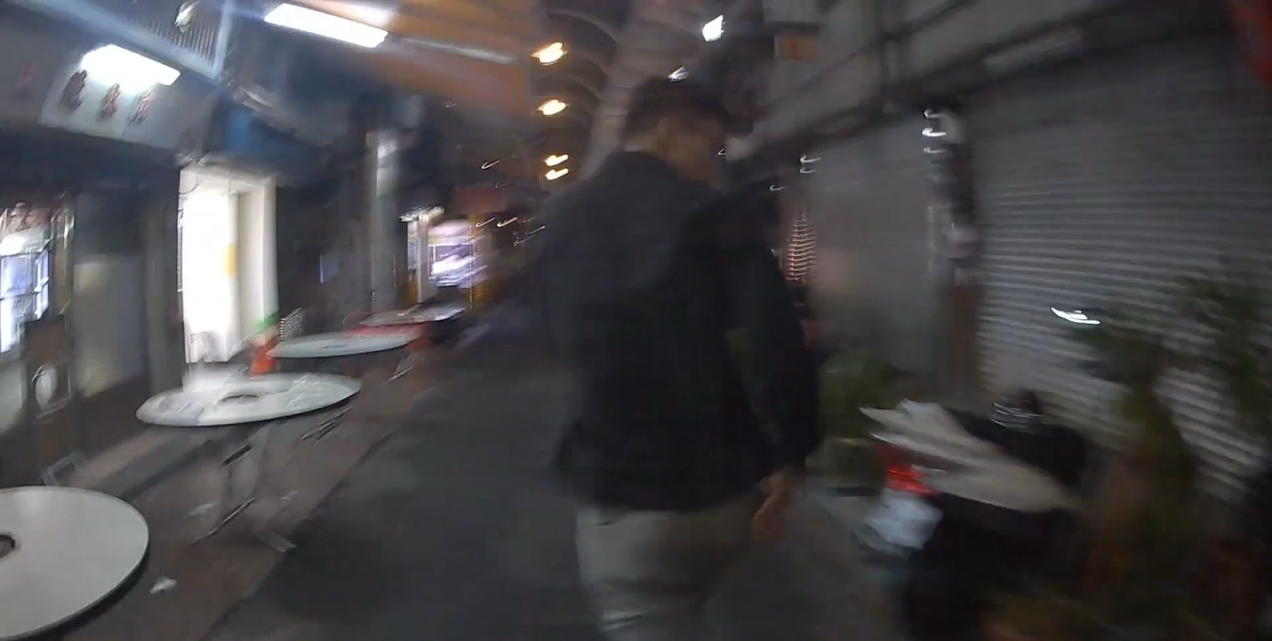 ▲圖說：遭通緝的張男在飯店遇警方臨檢，冒險從二樓跳下狂奔            （圖／台中市政府提供）