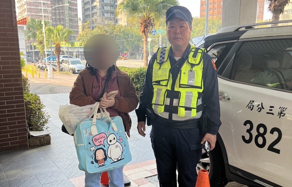 ▲圖說:三分局健康所員警暖心集資旅費,協助鄭女揮別NG網友回家 (圖/台中市政府提供)