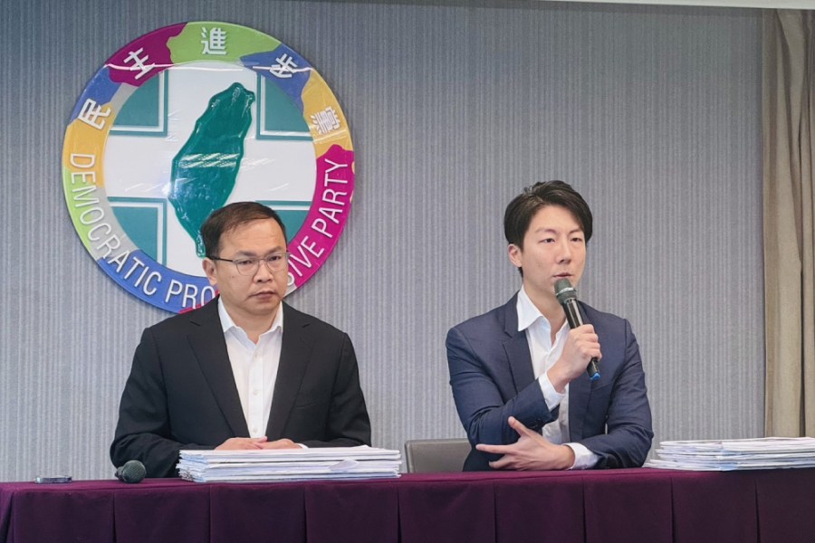 國民黨申請5百萬民主基金會補助訪中 民進黨質疑徐巧芯雙標 226 民進黨政策會執行長王義川、發言人吳崢13日召開記者會。
