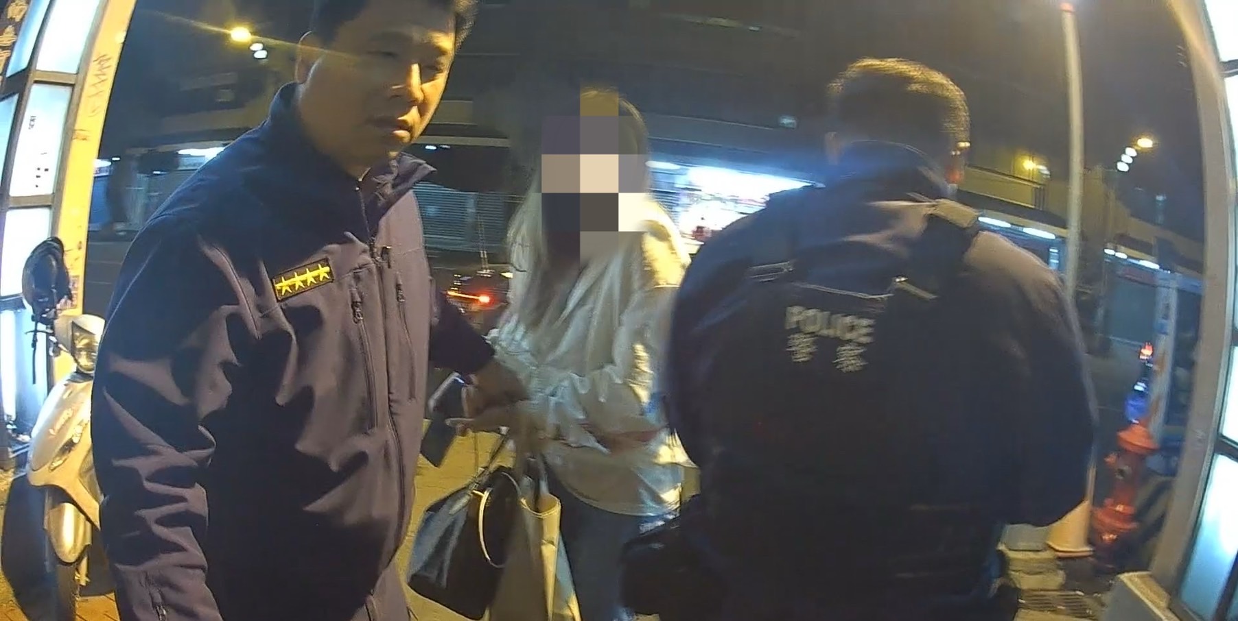 繼中派出所員警林正傑、吳佳侖、林威志緝捕通緝犯買一送一。（圖/記者澄石翻攝）