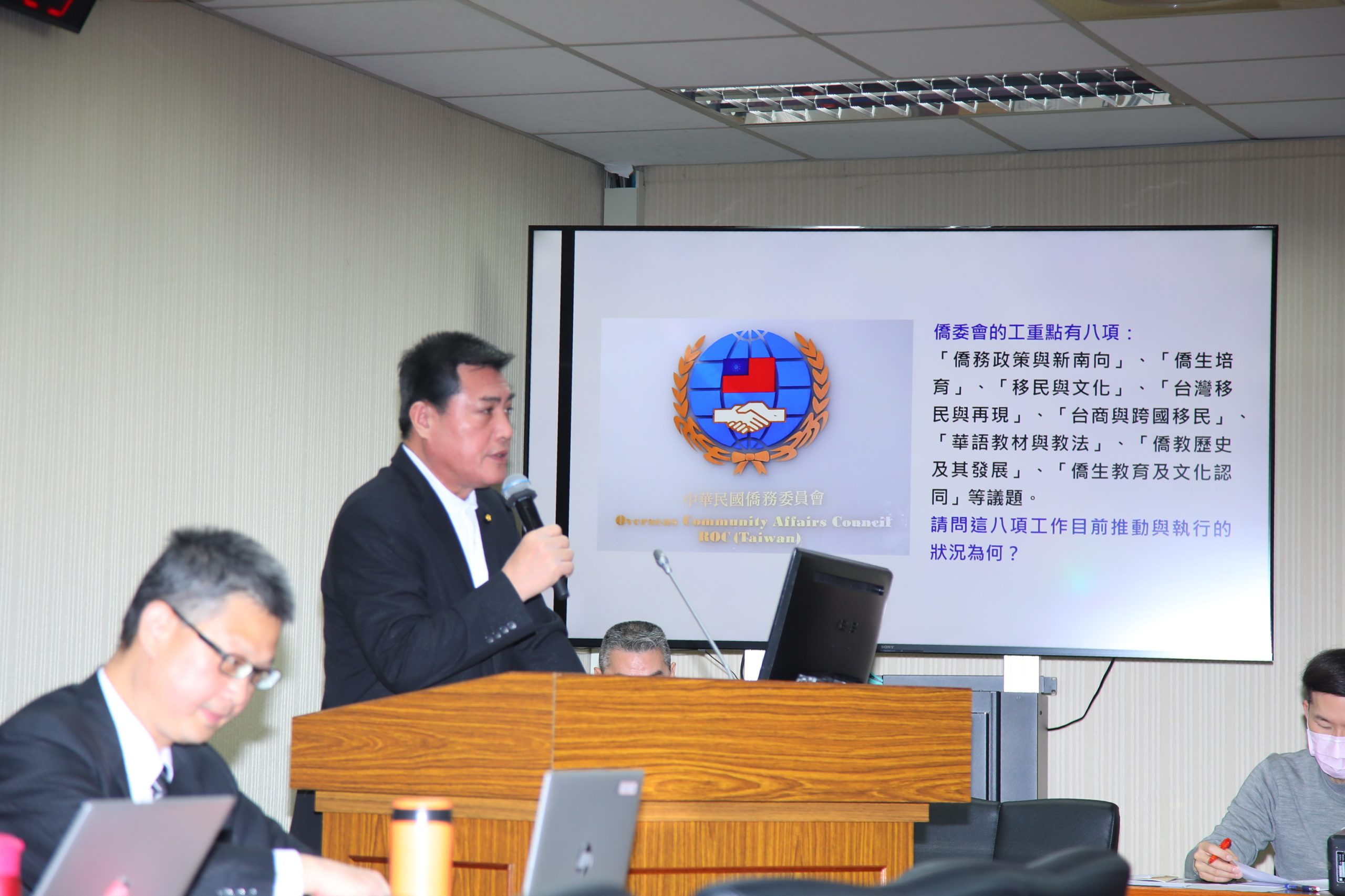 原住民立委黃仁主張,僑委會應先落實鬆綁僑外生評點制,鬆綁卡住僑生人才融入台灣社會的門檻。(記者包克明 攝)