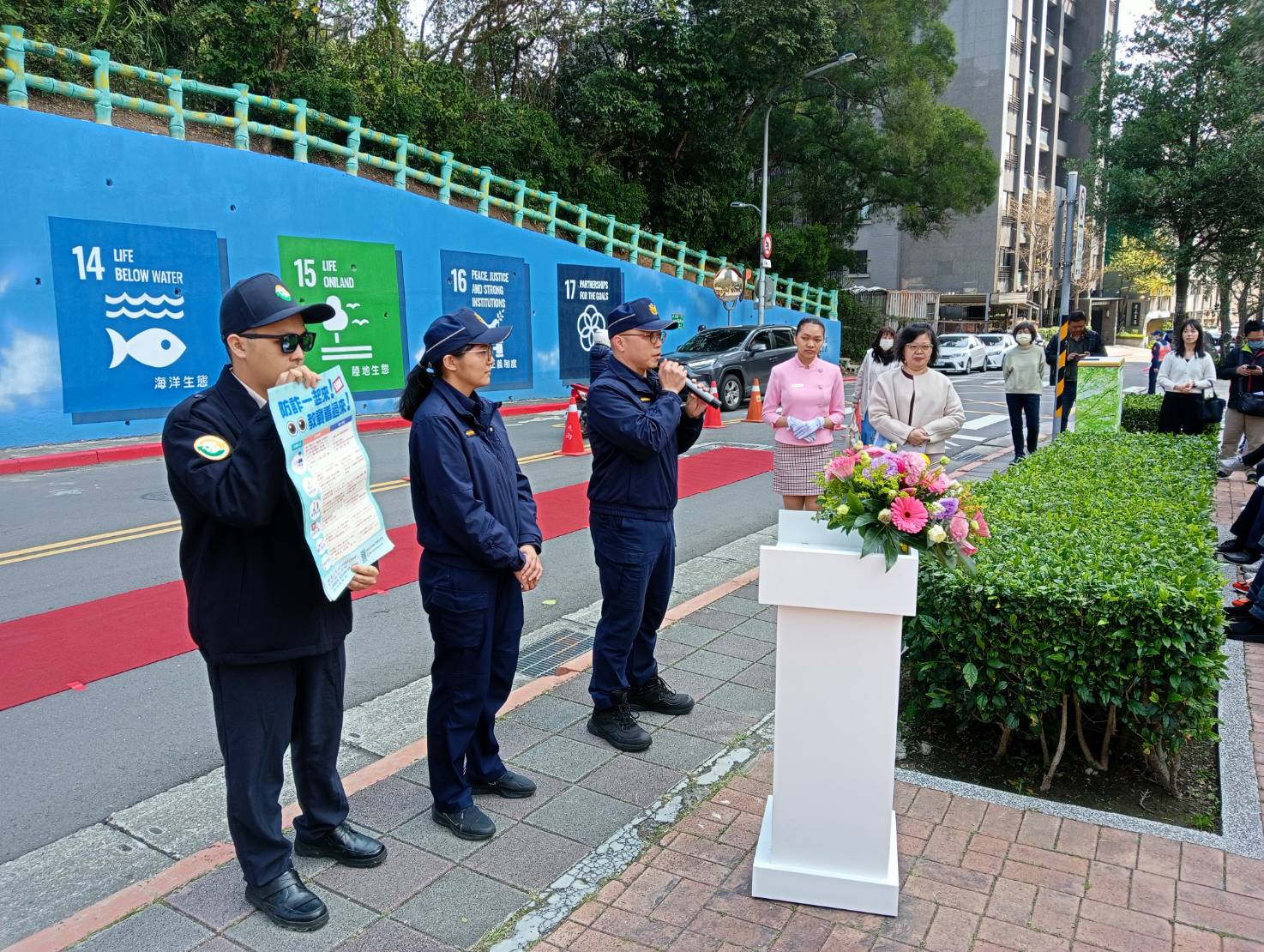 內湖分局西湖派出所的警員正在向社區居民進行防詐騙宣導,增強大家的安全意識,保護社區安全。