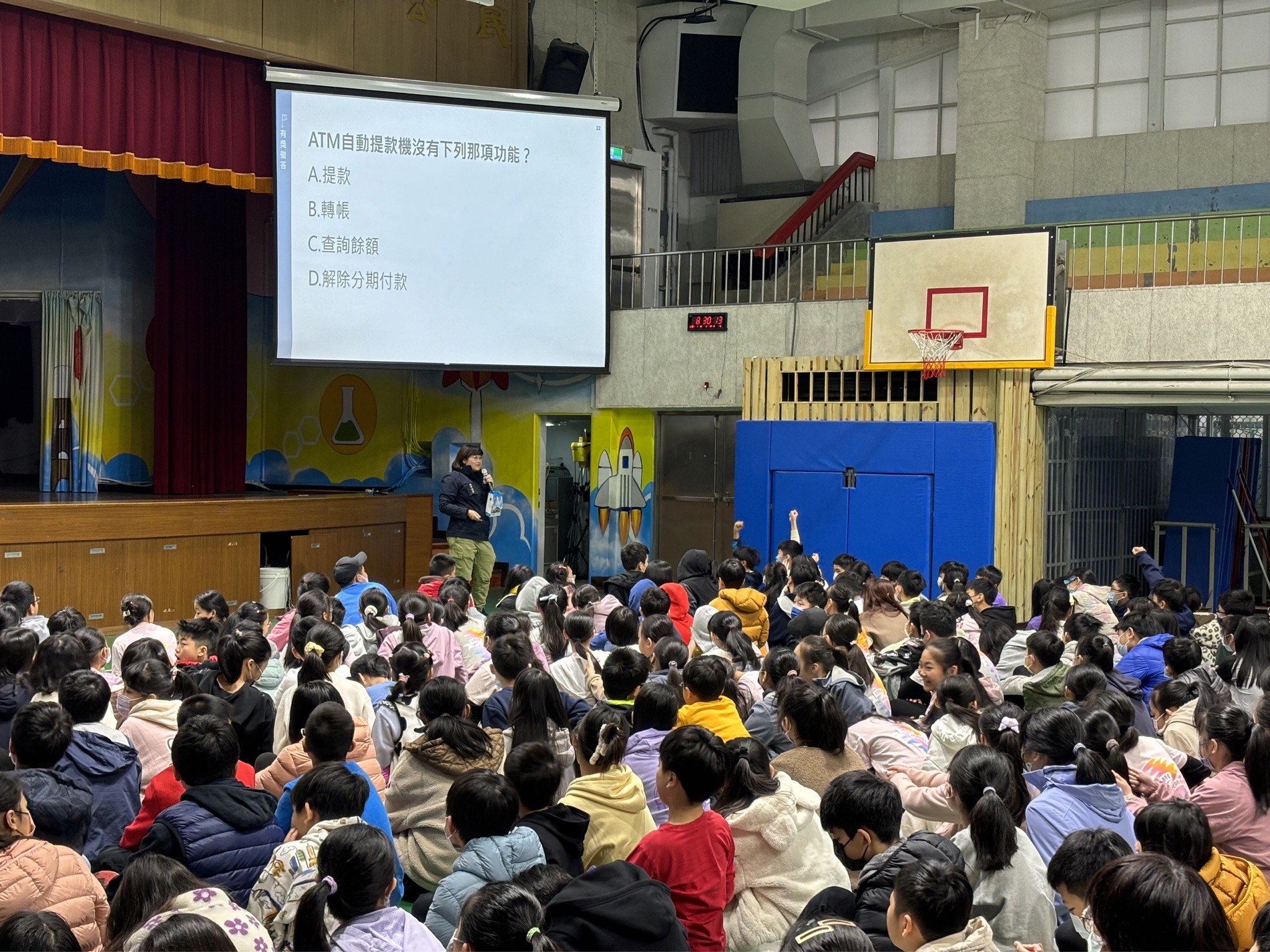 中正二警宣導反詐三口訣，一聽、二掛、三查證，學生們熱烈舉手搶答畫面。（圖/記者 張泓笙翻攝）