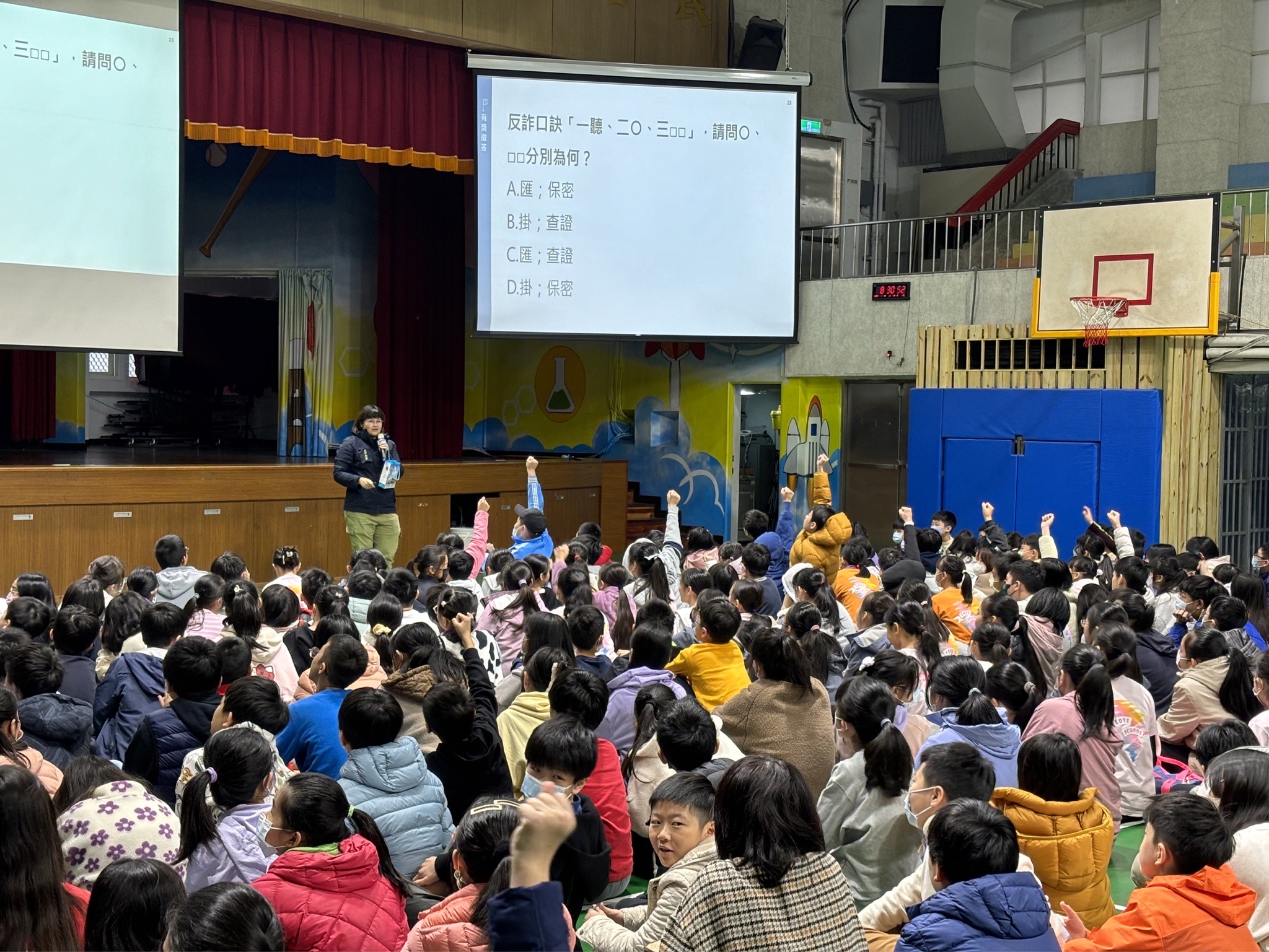 中正二警引導學生重視防詐，了解從事詐欺活動的代價，避免誤入歧途。（圖/記者 張泓笙翻攝）