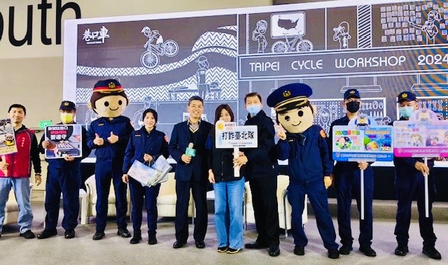 2024台北國際自行車展Q版警察娃娃鬥陣來「識詐、婦幼、交通安全宣導」。(記者薛秀蓮翻攝)