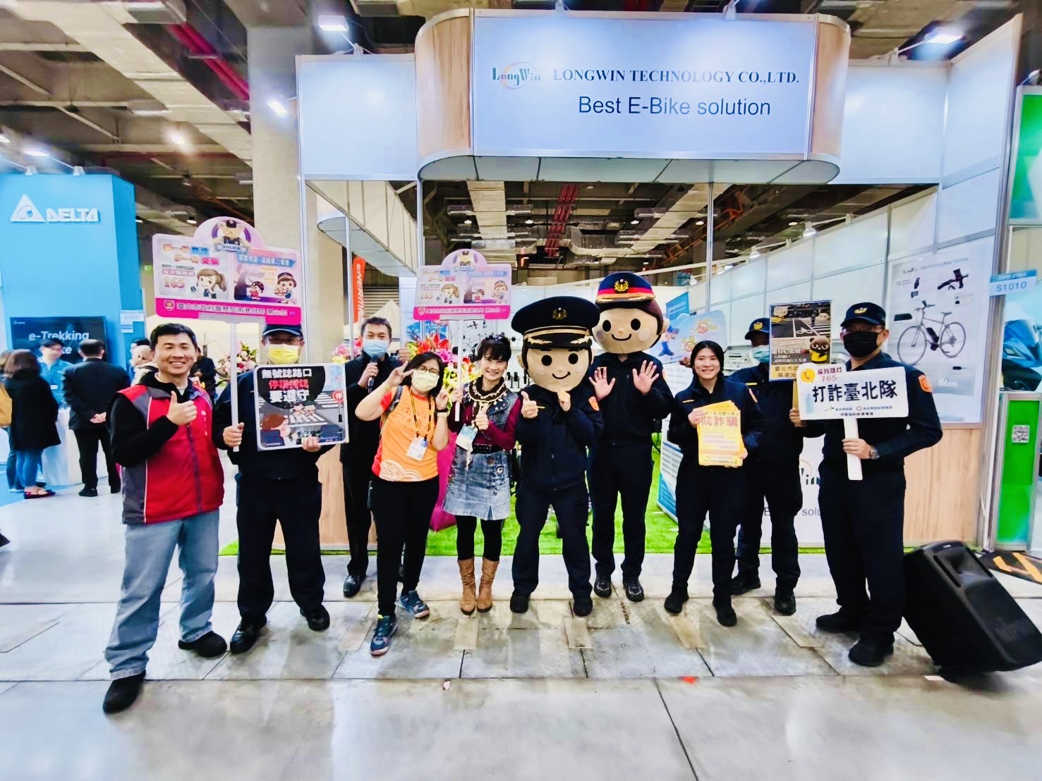 南港警結合國際自行車展活動契機,擴大舉辦犯罪預防宣導活動。(記者薛秀蓮翻攝)