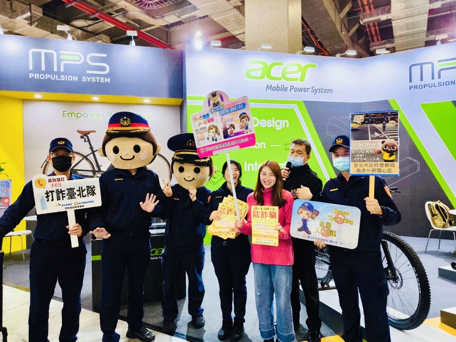 南港警特別以大頭警察娃娃生動活潑宣導方式吸引目光。(記者薛秀蓮翻攝)