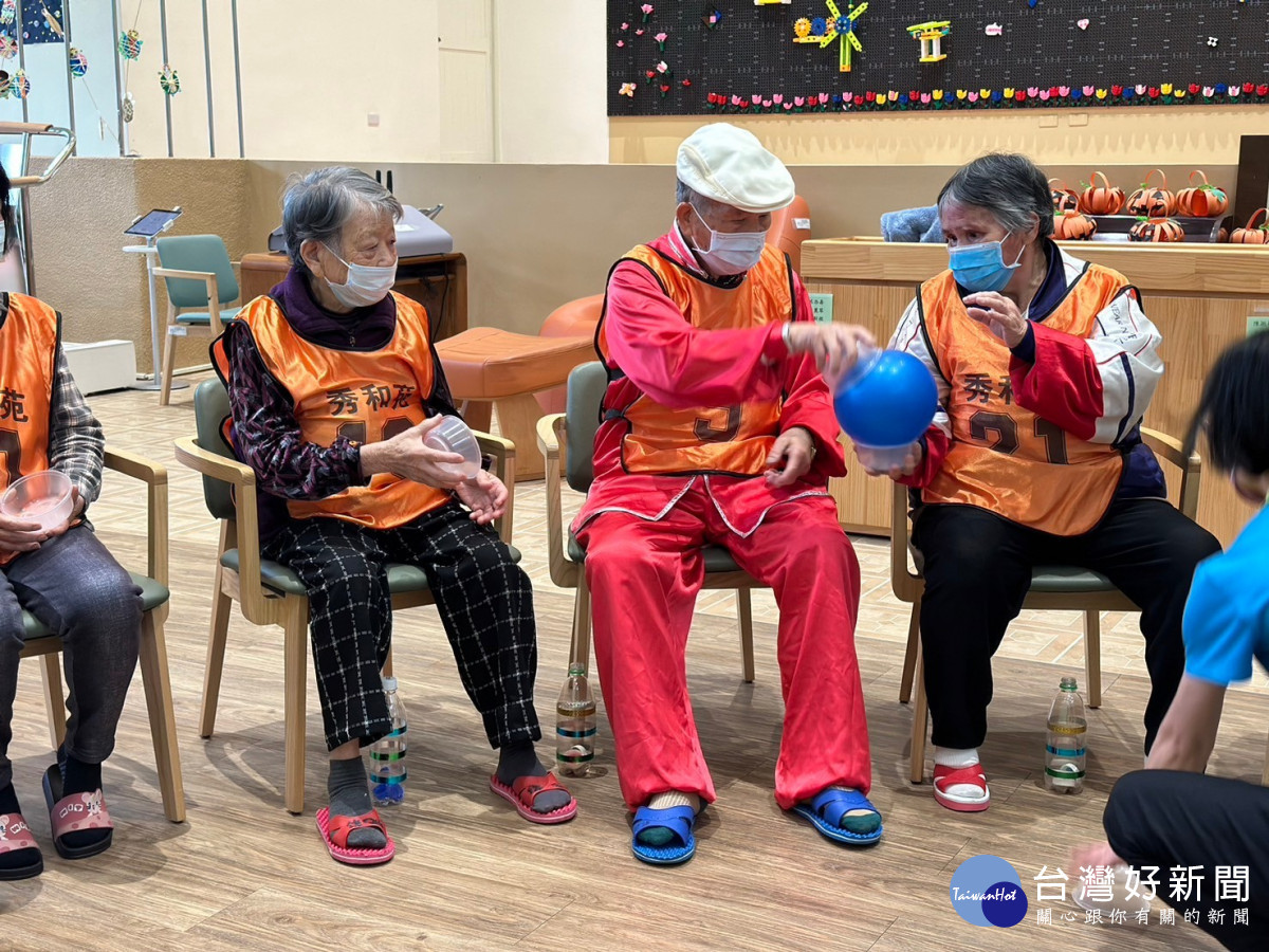 83歲的阿石阿公，今天特地打了一套八卦掌，老當益壯，博得大家的掌聲。圖／記者鄧富珍翻攝