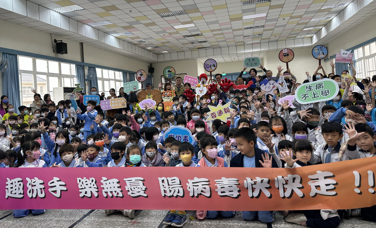 彰化縣衛生局與麥當勞叔叔宣導正確洗手「溼、搓、沖、捧、擦」趕走腸病毒。圖/記者鄧富珍攝