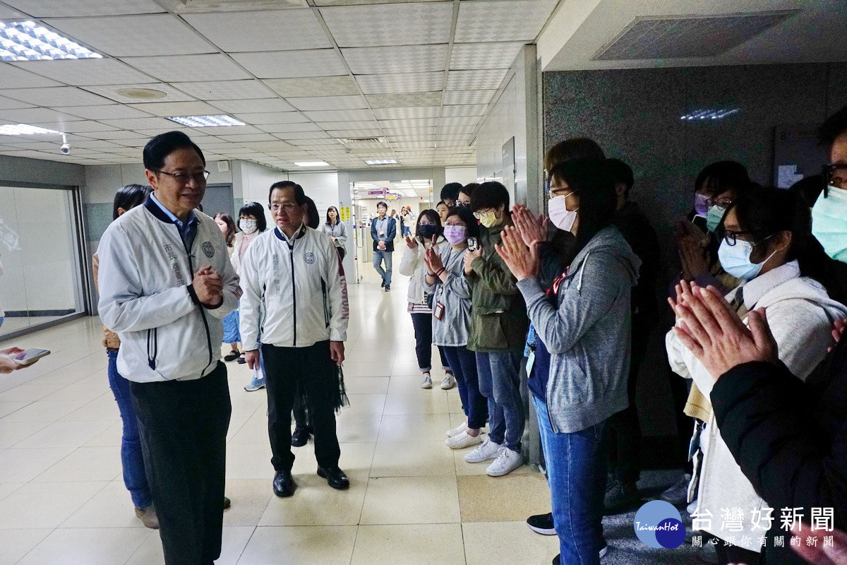 桃園市長張善政慰勉社會局工作同仁,為大家加油打氣。