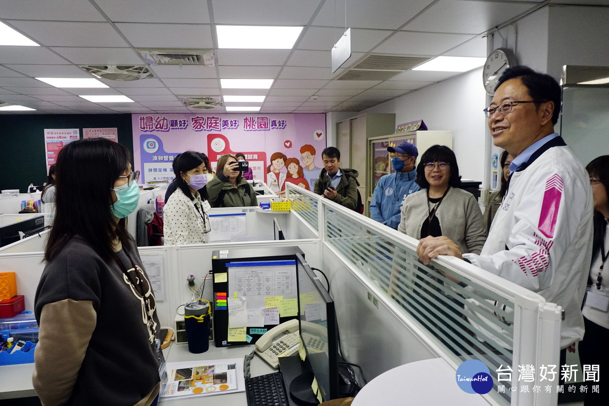 桃園市長張善政慰勉婦幼發展局工作同仁,為大家加油打氣。