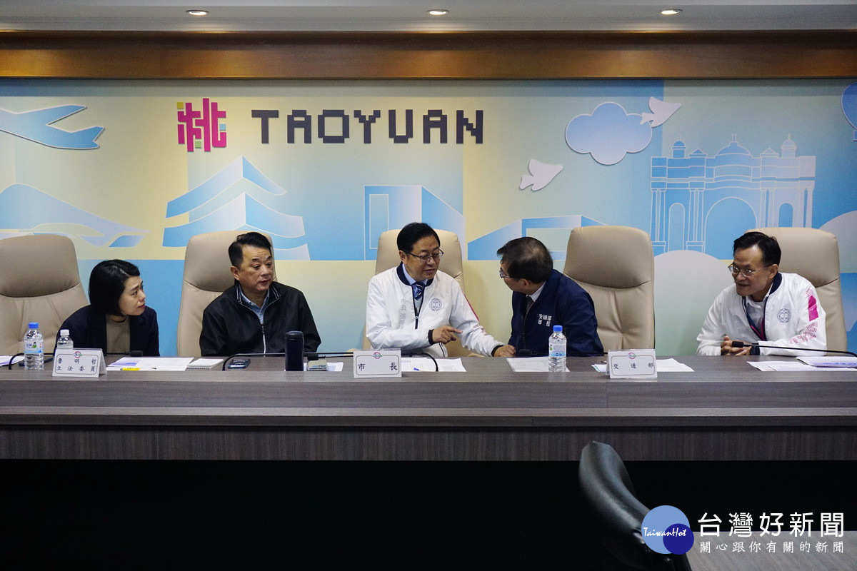 會議中,交通部長王國材、桃園市長張善政、立委魯明哲頻頻討論研議。