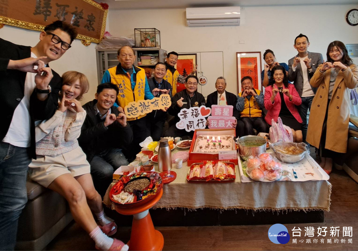榮服處鞠宗顯處長(左七)與關西鎮長陳光彩(右五)及新竹縣議員羅仕琦(左五)共同為百歲榮民饒爺爺(右六)慶生。<br /><br />