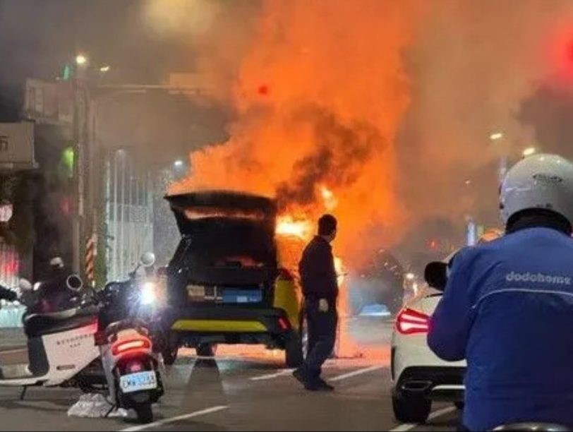 快訊/長春國賓影城前「火燒車」 滿街煙霧