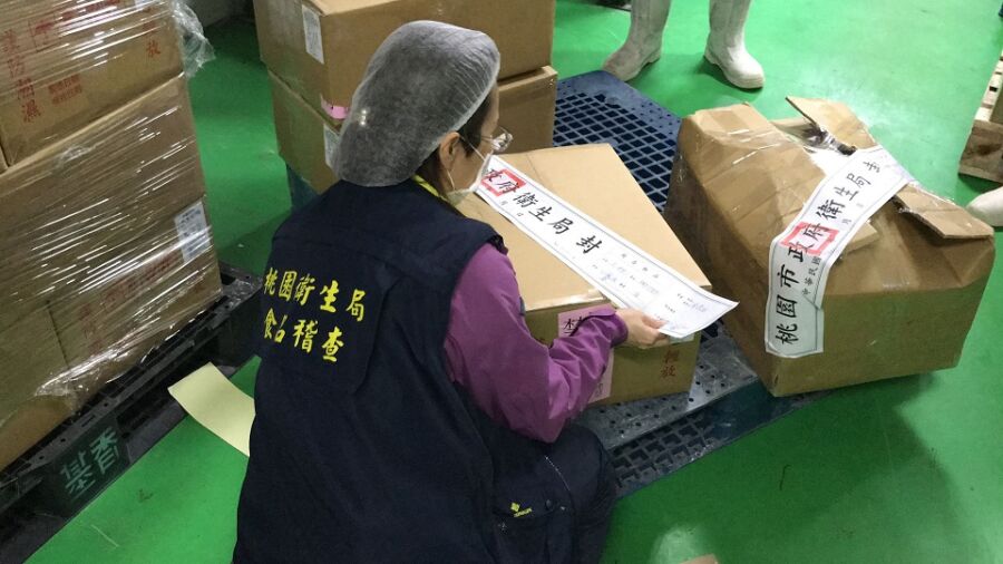 圖/食品衛生的把關,地方縣市衛生局也負有重責,中央與地方須通力合作。(圖/桃園市政府衛生局)