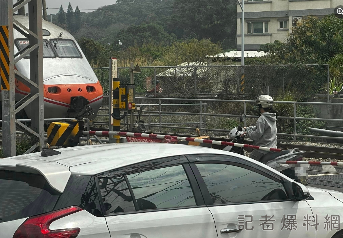 新竹,女騎士,闖平交道,賴著不走,重罰