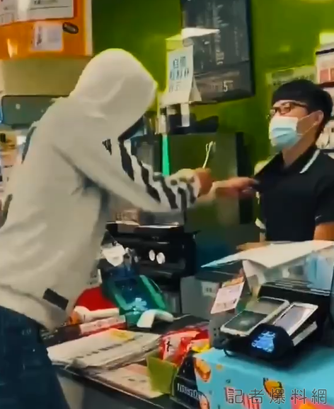 白衣男子和疑似認識的朋友一起表演拿扳手搶超商的情節，想吸引目光。翻攝畫面