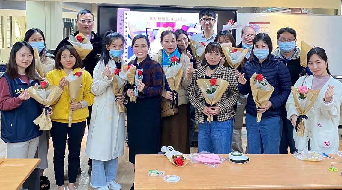 桃園移民署邀新住民手作玫瑰花 傳達「愛與感謝」歡慶白色情人節