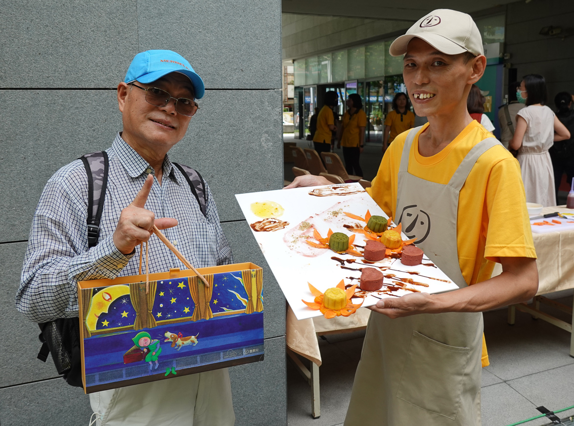 ▲爸爸肯定阿緯的努力。（圖/喜憨兒基金會提供）