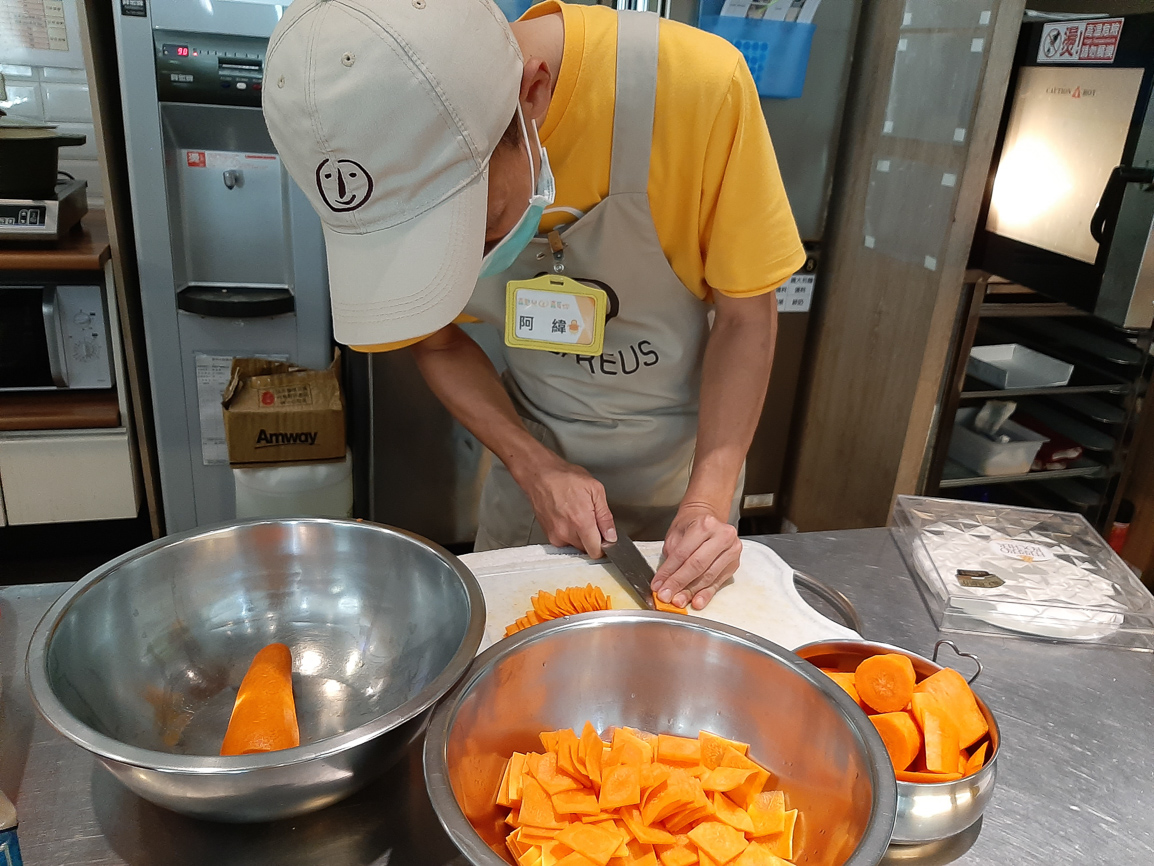 ▲阿緯精進切菜技術並順利就業。（圖/喜憨兒基金會提供）
