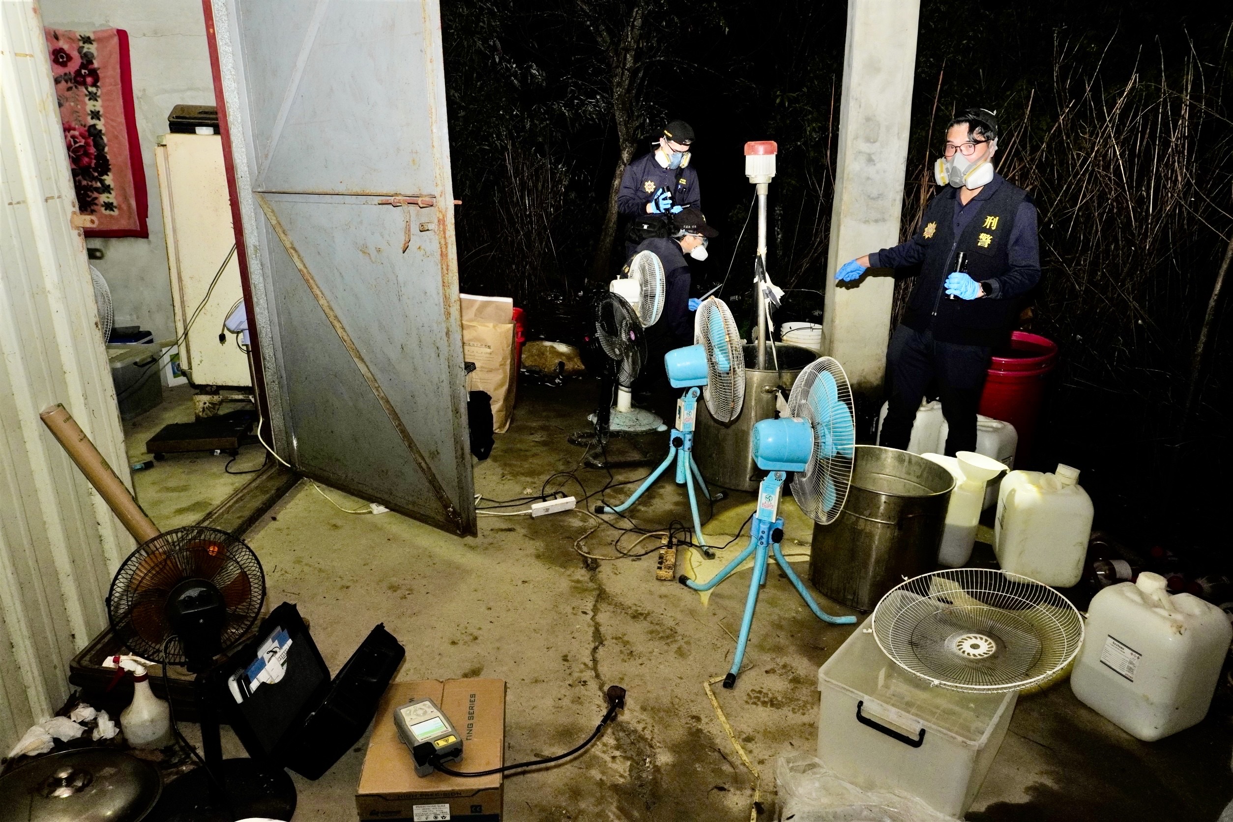▲台南市刑警大隊偵6隊,於東山區偏僻山區破獲「喵喵」製毒工廠,緝獲蘇姓男子等8人,查扣俗稱喵喵的第三級毒品液態含結晶及原料等共計約200公斤,製毒工具一批,全案依毒品罪嫌送辦。(圖/記者陳彥霖翻攝)