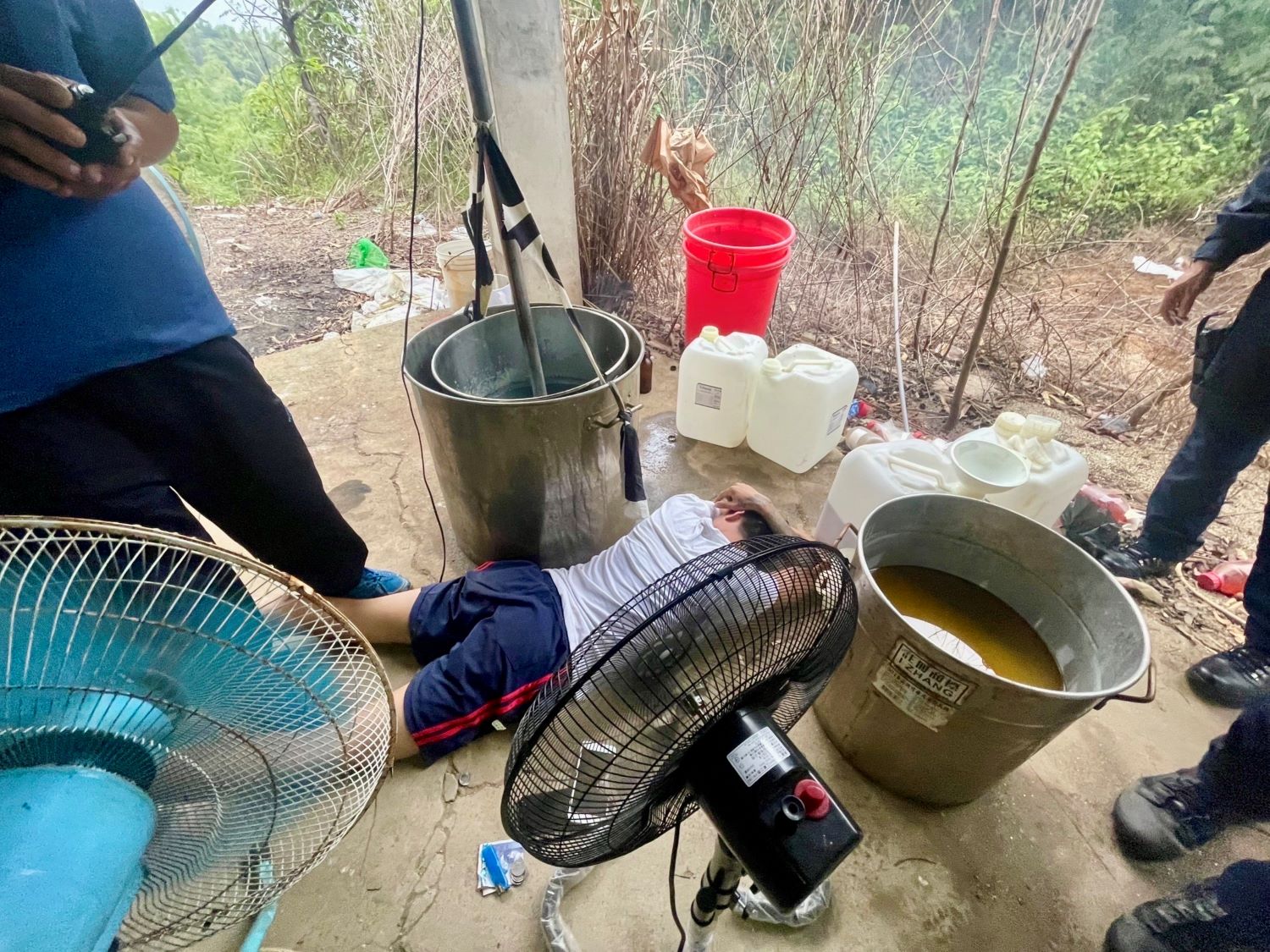 ▲台南市刑警大隊偵6隊，於東山區偏僻山區破獲「喵喵」製毒工廠，緝獲蘇姓男子等8人，查扣俗稱喵喵的第三級毒品液態含結晶及原料等共計約200公斤，製毒工具一批，全案依毒品罪嫌送辦。（圖／記者陳彥霖翻攝）