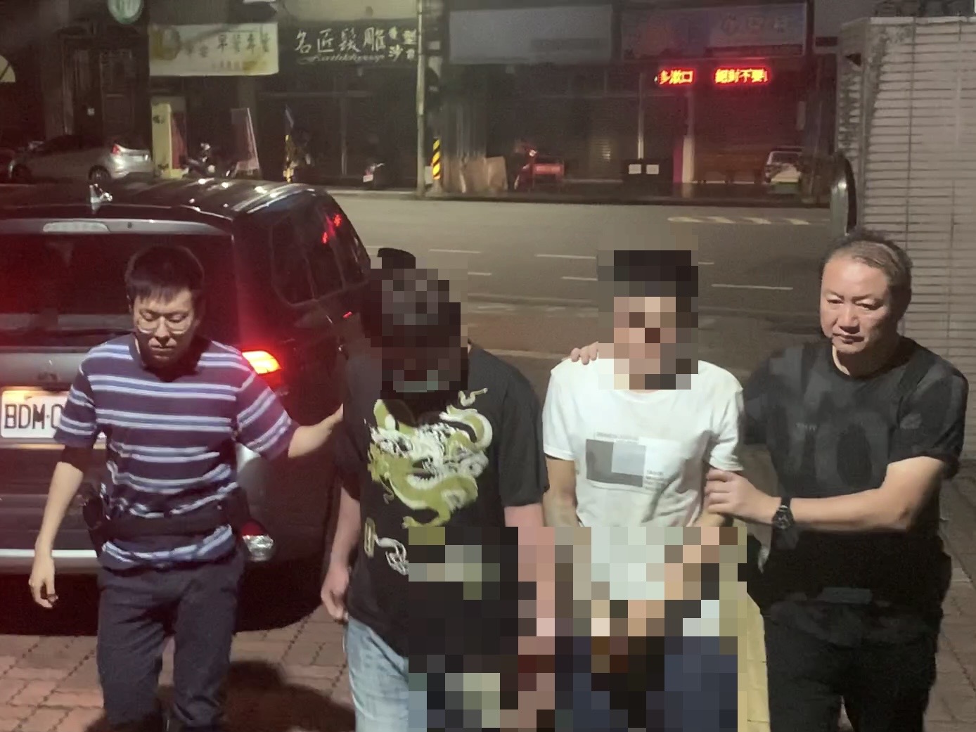 ▲台南市刑警大隊偵6隊，於東山區偏僻山區破獲「喵喵」製毒工廠，緝獲蘇姓男子等8人，查扣俗稱喵喵的第三級毒品液態含結晶及原料等共計約200公斤，製毒工具一批，全案依毒品罪嫌送辦。（圖／記者陳彥霖翻攝）