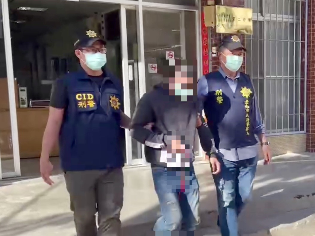 ▲台南市刑警大隊偵6隊，於東山區偏僻山區破獲「喵喵」製毒工廠，緝獲蘇姓男子等8人，查扣俗稱喵喵的第三級毒品液態含結晶及原料等共計約200公斤，製毒工具一批，全案依毒品罪嫌送辦。（圖／記者陳彥霖翻攝）