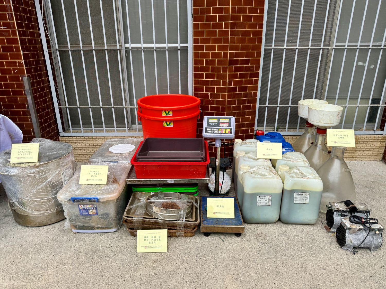 ▲台南市刑警大隊偵6隊，於東山區偏僻山區破獲「喵喵」製毒工廠，緝獲蘇姓男子等8人，查扣俗稱喵喵的第三級毒品液態含結晶及原料等共計約200公斤，製毒工具一批，全案依毒品罪嫌送辦。（圖／記者陳彥霖翻攝）