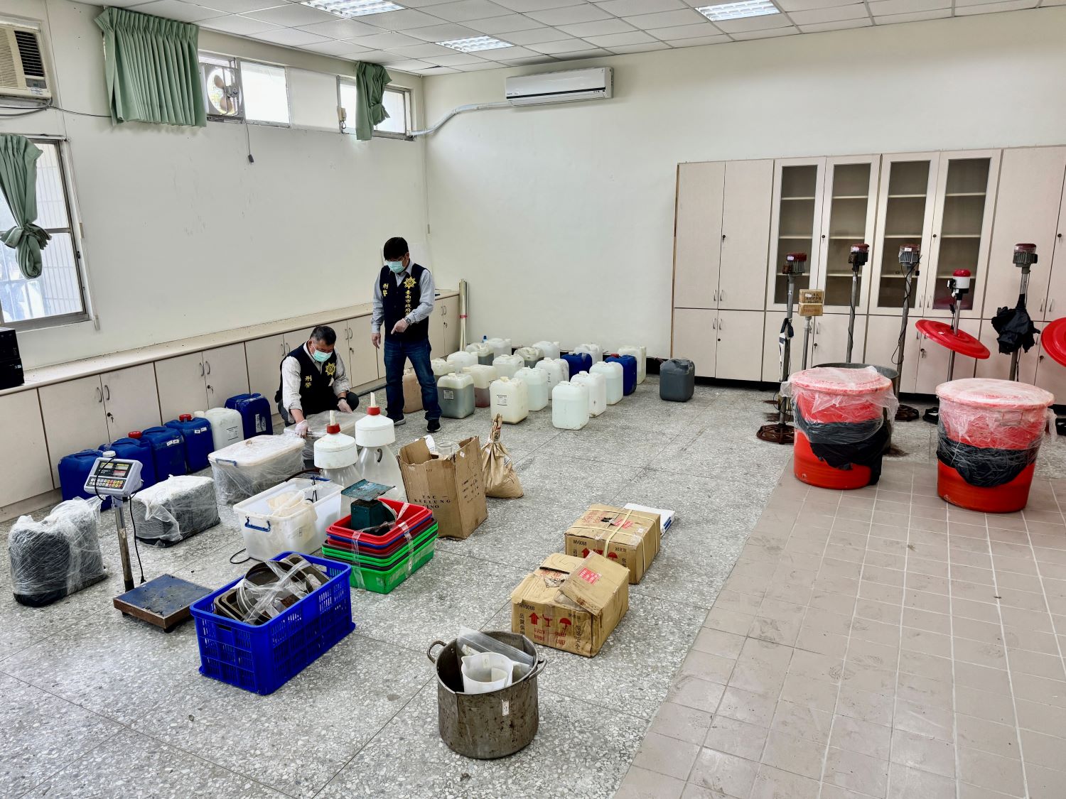 ▲台南市刑警大隊偵6隊，於東山區偏僻山區破獲「喵喵」製毒工廠，緝獲蘇姓男子等8人，查扣俗稱喵喵的第三級毒品液態含結晶及原料等共計約200公斤，製毒工具一批，全案依毒品罪嫌送辦。（圖／記者陳彥霖翻攝）