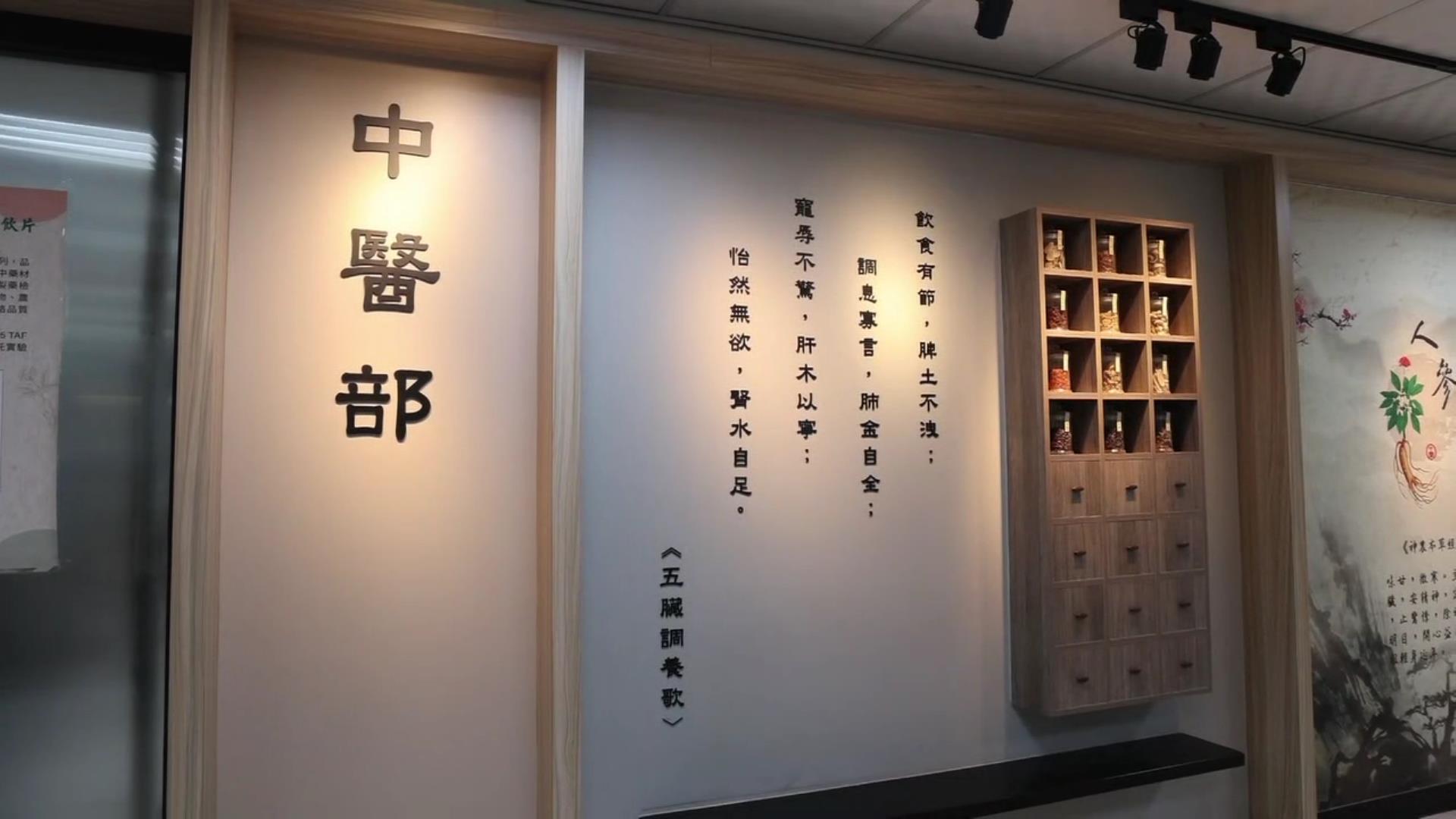 ▲吳莉瑩將治療過程投稿最新一期「中醫婦科醫學雜誌」，最近出刊，與同業分享心得。（記者張溎壕攝）