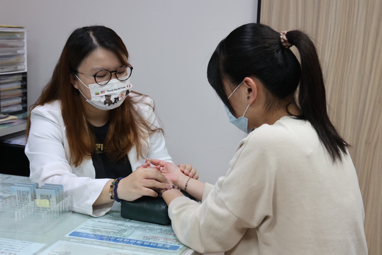 ▲一名少婦因內膜異位症無法受孕，員榮中醫部主任吳莉瑩從調理身體著手，一個月即順利懷孕。（非當事人 記者張溎壕攝）