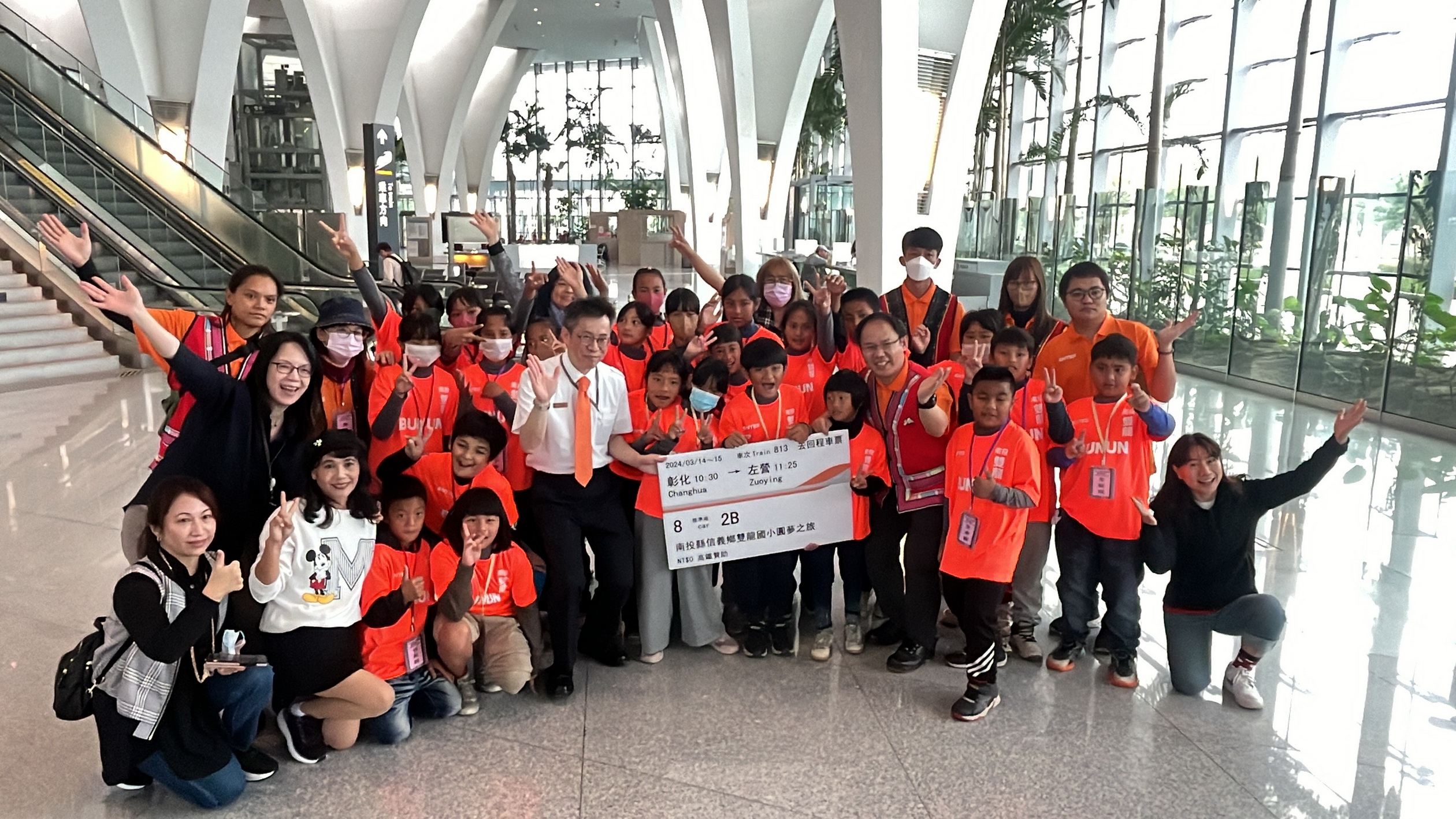 ▲台灣高鐵協助部落孩童實現旅遊夢想!南投縣信義鄉雙龍國小的師生,在高鐵彰化站協助下,搭乘高鐵列車前往左營,一圓旅遊的夢想。(記者張溎壕攝)