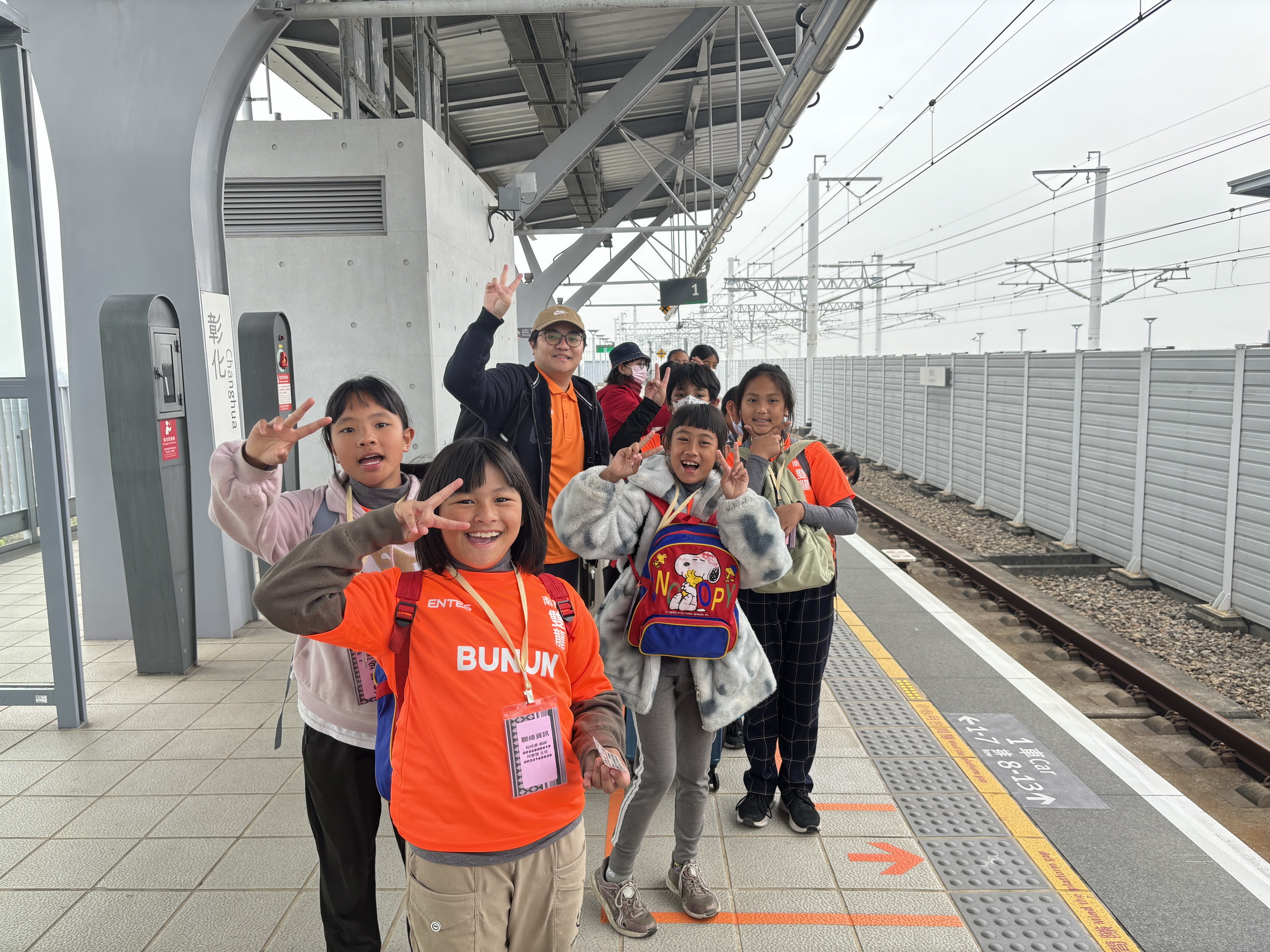 ▲台灣高鐵協助部落孩童實現旅遊夢想！南投縣信義鄉雙龍國小的師生，在高鐵彰化站協助下，搭乘高鐵列車前往左營，一圓旅遊的夢想。（記者張溎壕攝）